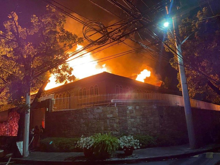 Vụ hỏa hoạn buộc các nhân viên sứ quán và gia đình phải sơ tán, nhưng không gây thương tích (Ảnh: Twitter).