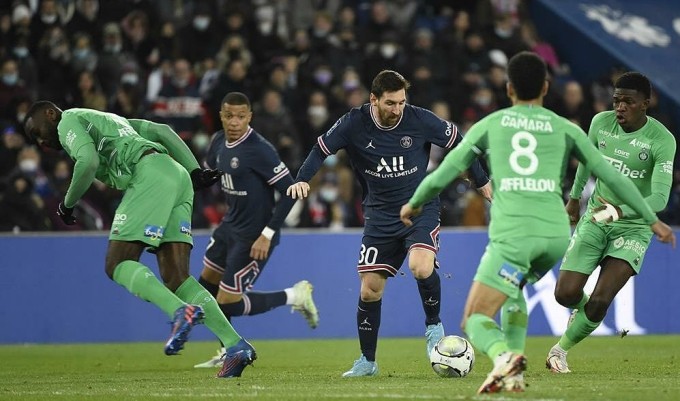 Messi đi bóng qua ba cầu thủ Saint Etiene trước khi dọn cỗ cho Mbappe thoát xuống nâng tỷ số lên 2-1 cho PSG. Ảnh: psg.fr