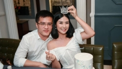 Hoa hậu Ngọc Hân và chồng sắp cưới sánh đôi với thời trang đồng điệu