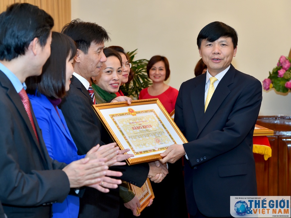 trao tang bang khen cua bo truong ngoai giao cho 16 ca nhan