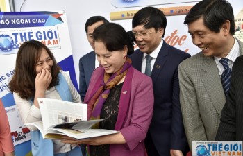 Thăm Hội báo, Chủ tịch Quốc hội Nguyễn Thị Kim Ngân đến khu trưng bày Báo TG&VN
