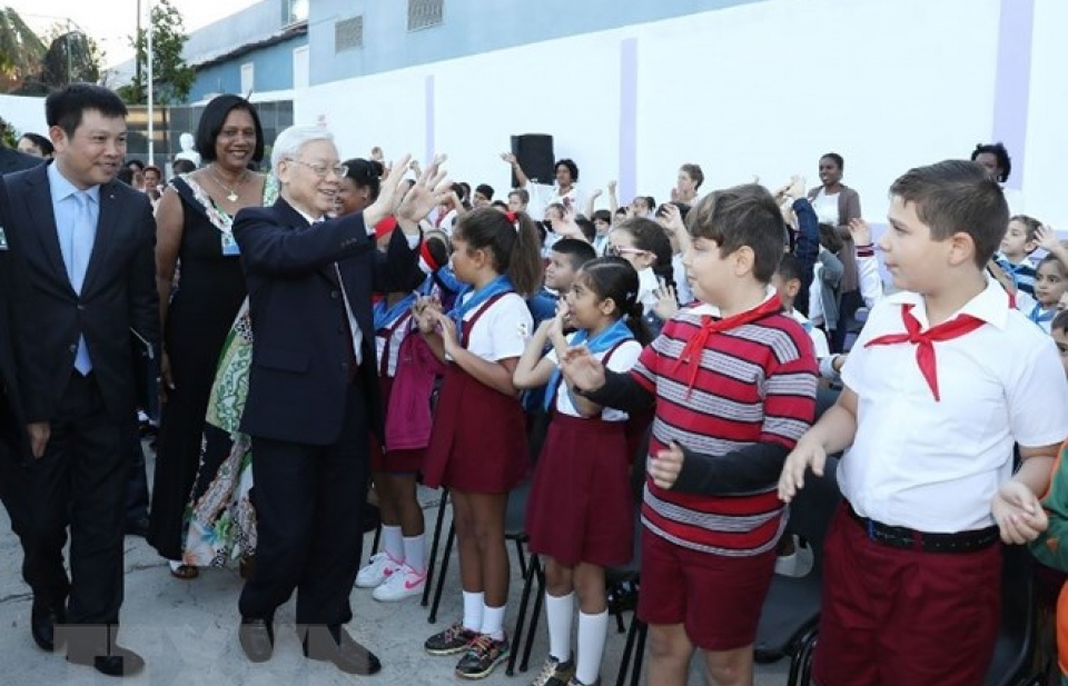 Tổng Bí thư thăm, tặng quà Trường tiểu học Võ Thị Thắng ở La Habana