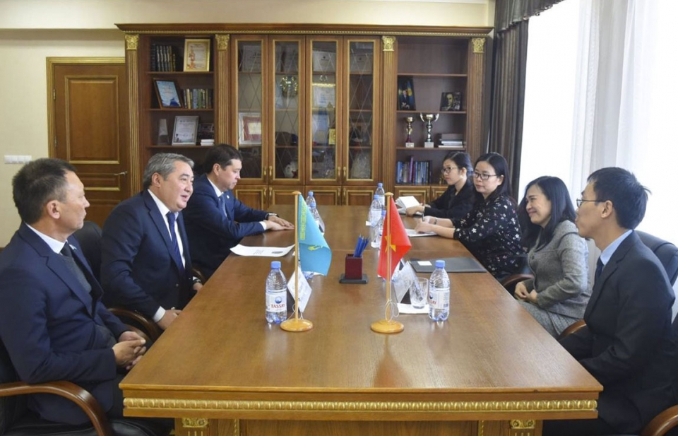 Đại sứ Nguyễn Thị Hồng Oanh thăm và làm việc tại thành phố Almaty và Kapshagay