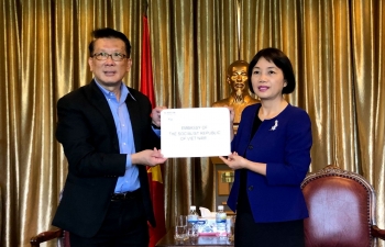 Đại sứ quán Việt Nam tại Singapore tiếp nhận 10 máy thở do Quỹ Temasek tài trợ phục vụ phòng, chống dịch bệnh Covid-19
