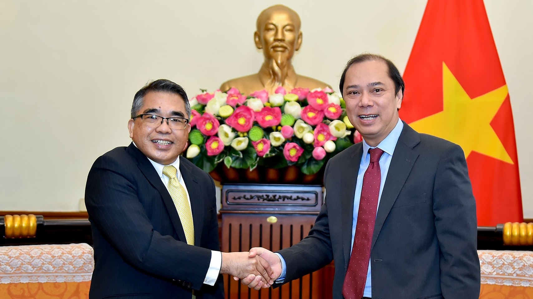 Thứ trưởng Ngoại giao Nguyễn Quốc Dũng tiếp Đại sứ Philippines Meynardo Montealegre chào xã giao