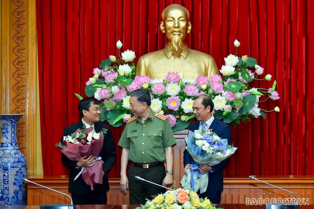 Trao tặng Kỷ niệm chương “Bảo vệ an ninh Tổ quốc” và Kỷ niệm chương “Vì sự nghiệp Ngoại giao Việt Nam”