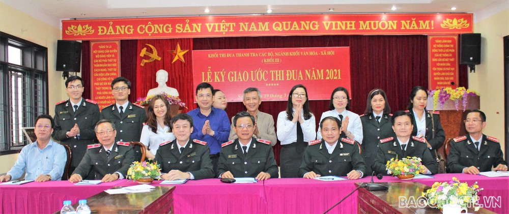 Chánh Thanh tra Bộ Ngoại giao Hồ Minh Tuấn (hàng ngồi, thứ 3 từ trái sang) tại Lễ ký giao ước thi đua năm 2021.