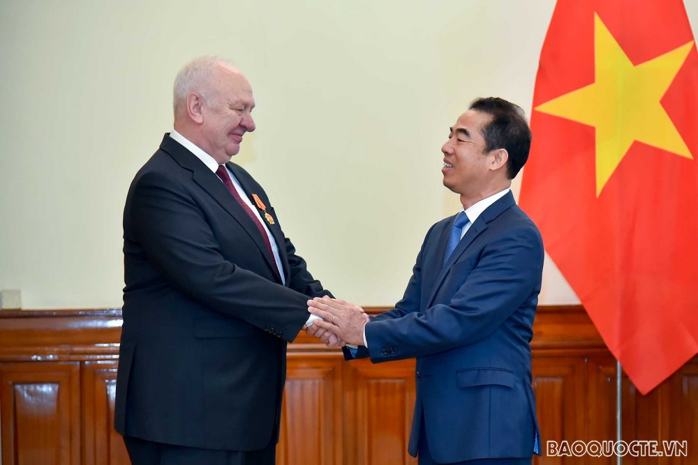 Trao Huân chương Hữu nghị cho Đại sứ Liên bang Nga tại Việt Nam