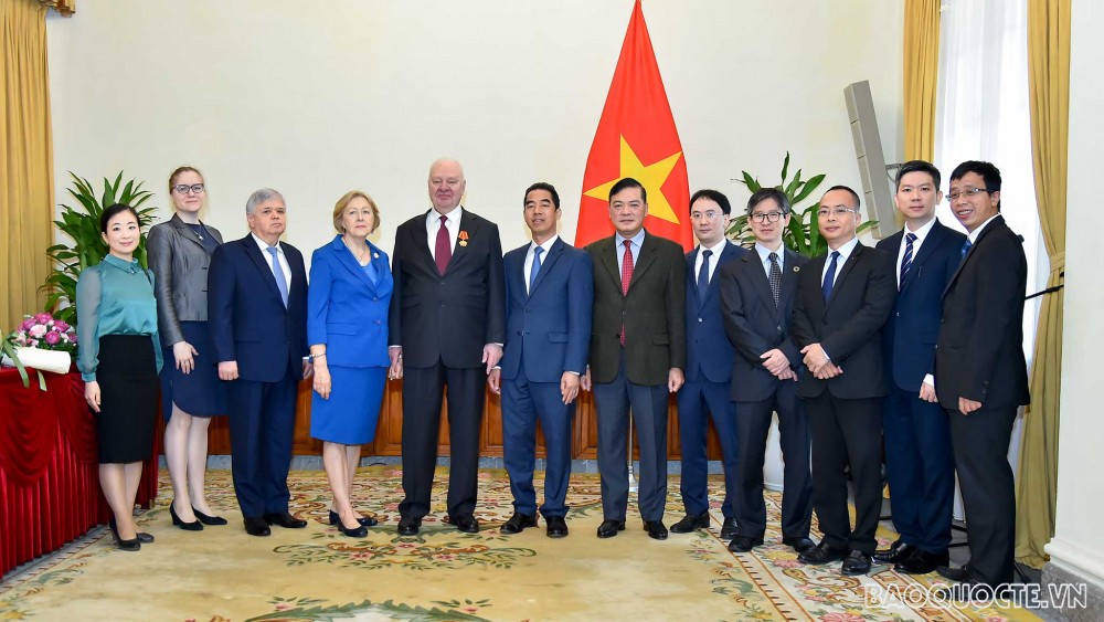 Trao Huân chương Hữu nghị cho Đại sứ Liên bang Nga tại Việt Nam