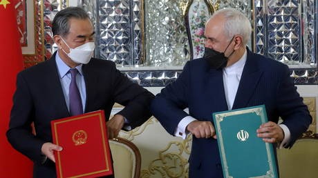 Ngoại trưởng Trung Quốc Vương Nghị và người đồng cấp Iran Mohammad Javad Zarif đã ký thỏa thuận hợp tác toàn diện giữa hai nước có thời hạn lên tới 25 năm. (Nguồn: Reuters)