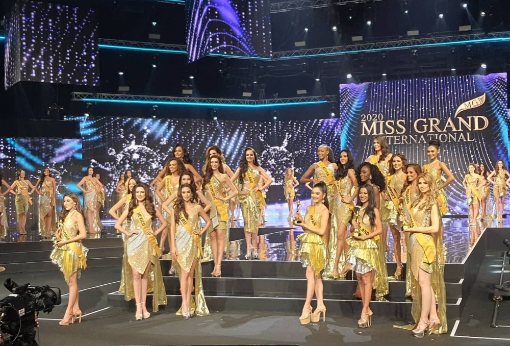 Top 20 cuộc thi Hoa hậu Hòa bình Thế giới 2021 lộ diện trên sân khấu. 