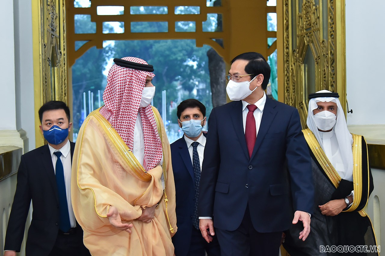 Bộ trưởng Ngoại giao Bùi Thanh Sơn đón, hội đàm với Bộ trưởng Ngoại giao Saudi Arabia Faisal bin Farhan Al Saud
