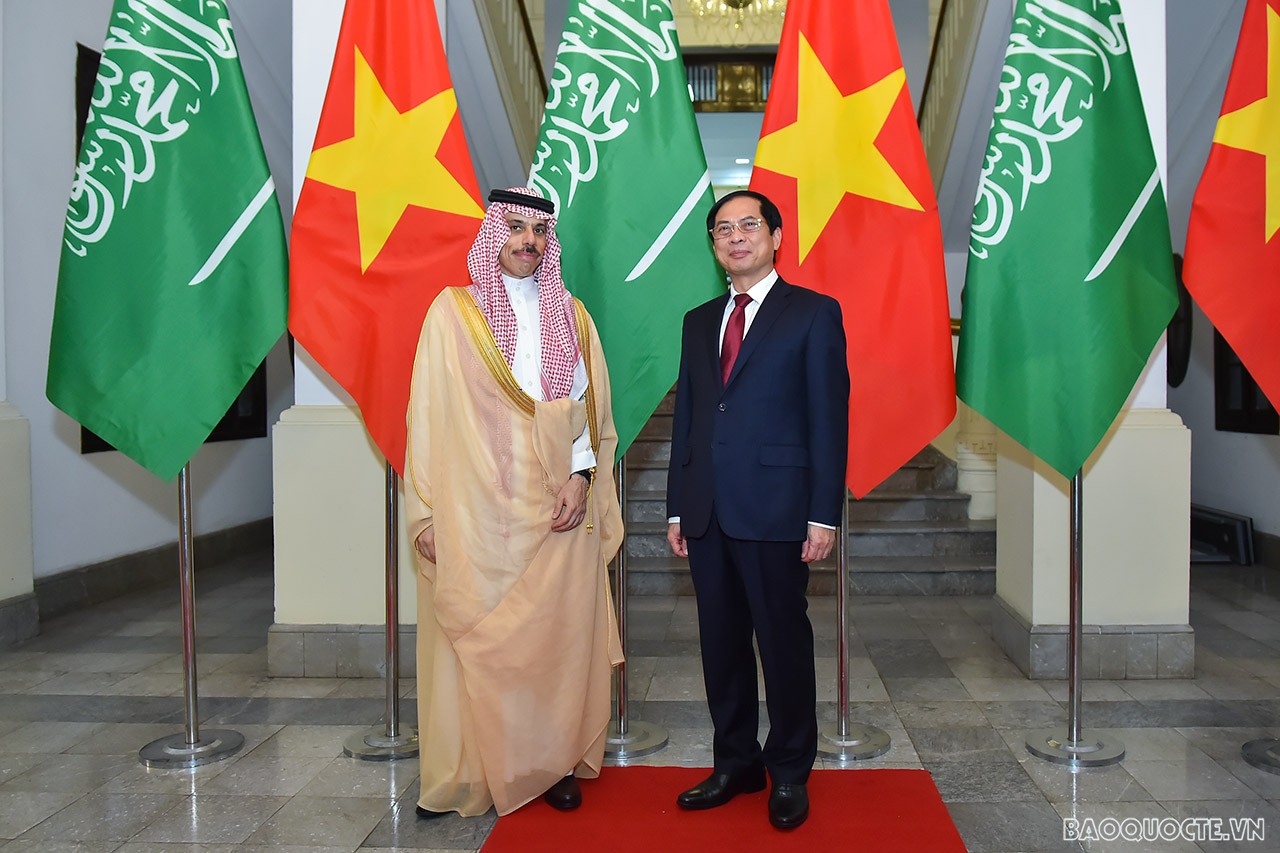 Bộ trưởng Ngoại giao, Hoàng thân Faisal bin Farhan Al Saud khẳng định Saudi Arabia luôn coi trọng phát triển quan hệ với Việt Nam; đánh giá cao các thành tựu về kinh tế - xã hội của Việt Nam và chúc mừng Việt Nam đã phòng, chống thành công dịch Covid-19.