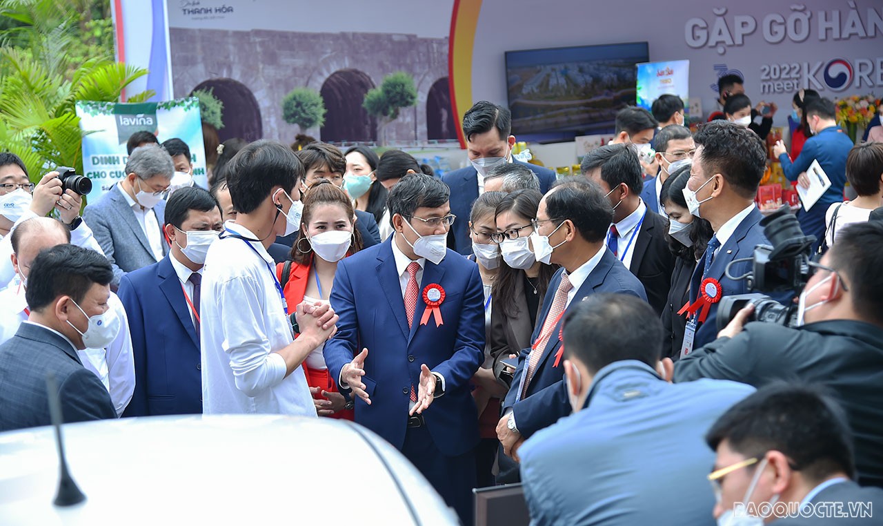 Trong đó gian trưng bày ô tô điện nhập khẩu từ Hàn Quốc thu hút các đại biểu dự Triển lãm.