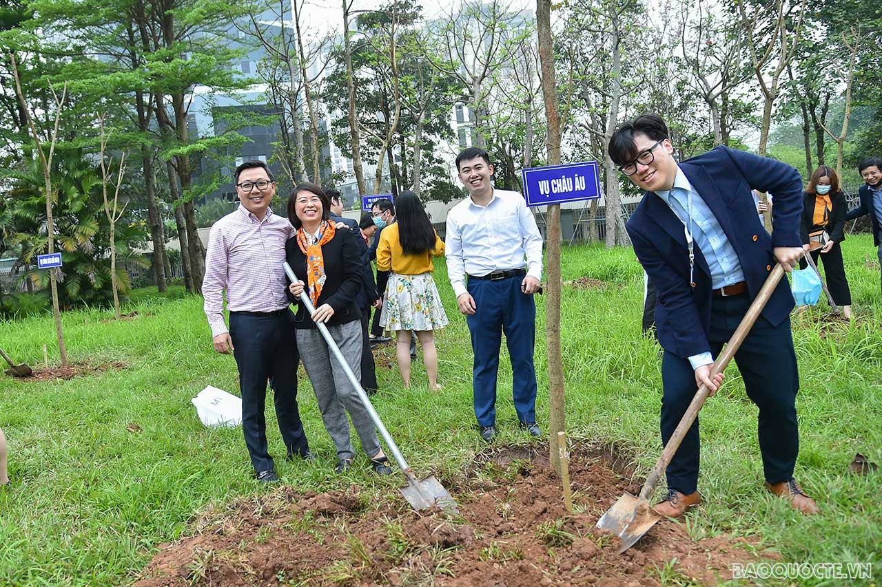 Chủ tịch Công đoàn Bộ khẳng định, mục tiêu lâu dài của Tết trồng cây 2022 là chung tay bảo vệ môi trường, mục tiêu trước mắt chỉ đơn giản là tạo môi trường xanh, sạch, đẹp, tạo điểm ‘check in’ tại Nhà làm việc mới của Bộ.