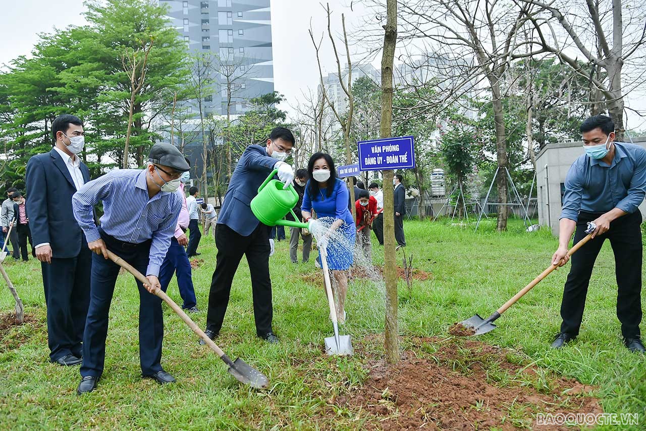 Để hoạt động Tết trồng cây được triển khai thiết thực, hiệu quả, Thứ trưởng Phạm Quang Hiệu đề nghị Công đoàn Bộ, các đơn vị trong Bộ phối hợp chặt chẽ với Đoàn Thanh niên Bộ, cán bộ trẻ trong Bộ phát huy vai trò xung kích trở thành lực lượng đi đầu trong hoạt động trồng và chăm sóc cây xanh. 