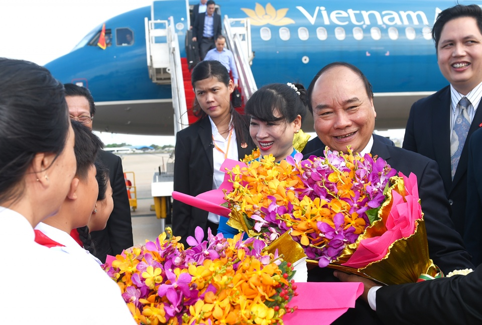 Thủ tướng đến Phnom Penh, bắt đầu thăm chính thức Campuchia