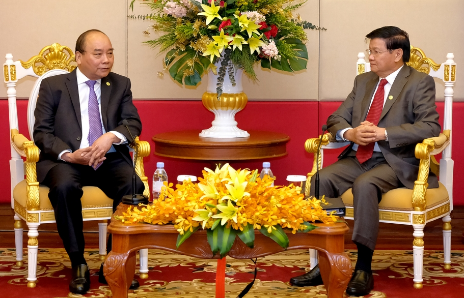 Thủ tướng Nguyễn Xuân Phúc gặp Thủ tướng Lào bên lề Hội nghị MRC