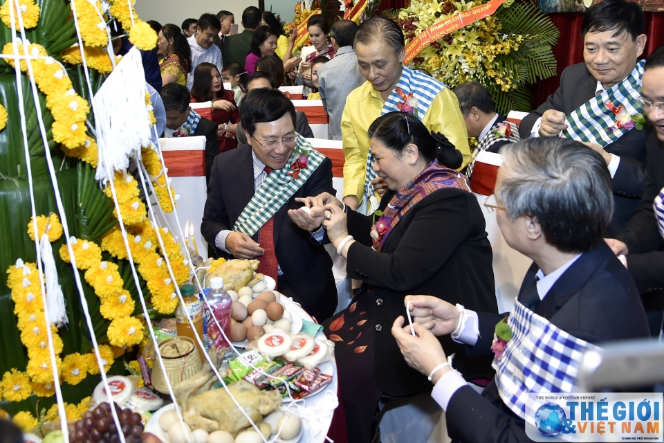 thuc hien nghi le buoc chi co tay tai tet co truyen bunpimay lao tai ha noi