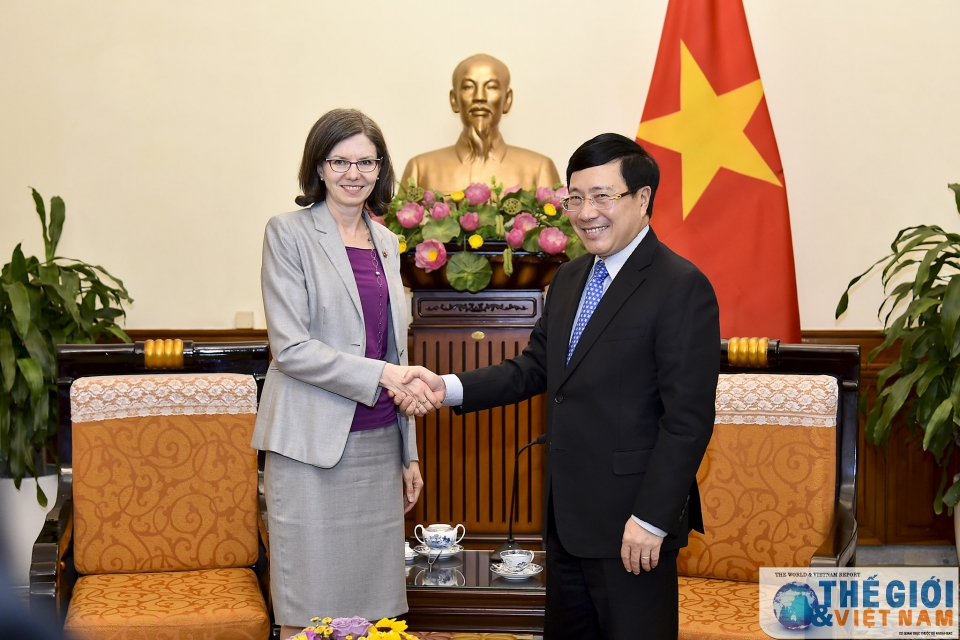 Phó Thủ tướng Phạm Bình Minh tiếp Đại sứ Canada Deborah Paul chào xã giao