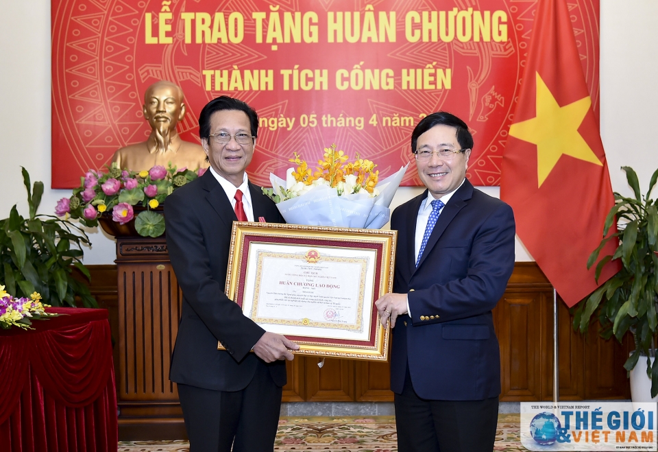 Trao Huân chương cho nguyên Thứ trưởng Ngoại giao Lê Lương Minh và Thạch Dư
