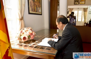 Thứ trưởng Ngoại giao Nguyễn Quốc Dũng ghi sổ tang, chia buồn tại Đại sứ quán Sri Lanka