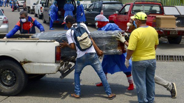 Chính quyền Ecuador xin lỗi người dân “quên” thi thể trên đường phố trong dịch Covid-19