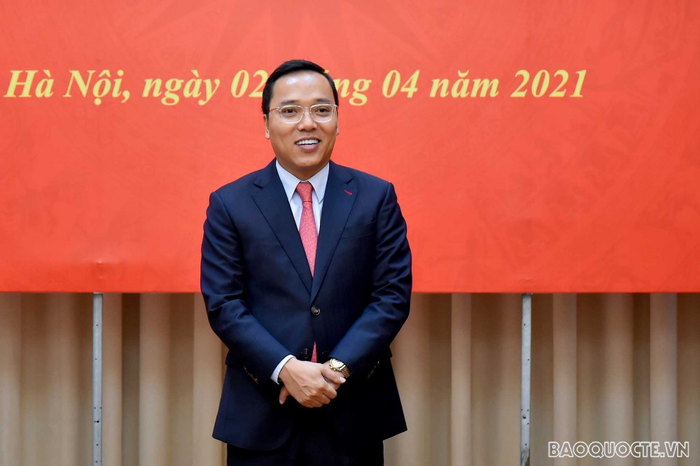 Thứ trưởng Ngoại giao Nguyễn Minh Vũ trao tặng Bằng khen của Bộ trưởng Ngoại giao cho các tập thể và cá nhân