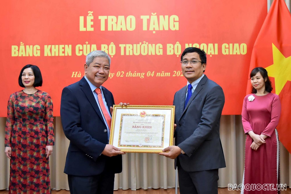 Thứ trưởng Ngoại giao Nguyễn Minh Vũ trao Bằng khen của Bộ trưởng Ngoại giao cho ông Cao Trần Quốc Hải, Phó Cục trưởng Cục Ngoại vụ. 