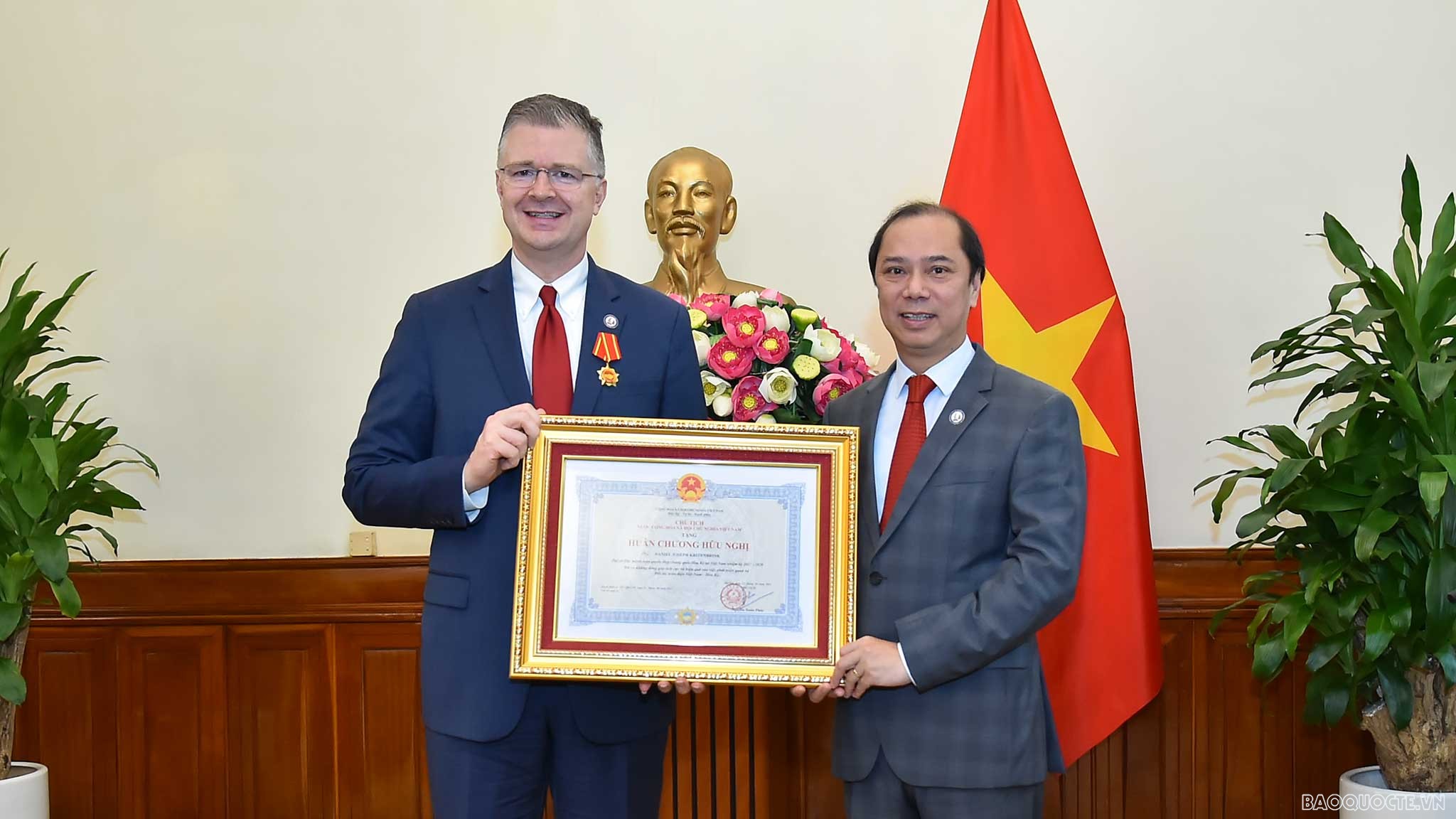 trao huan chuong huu nghi cho dai su hoa ky daniel kritenbrink