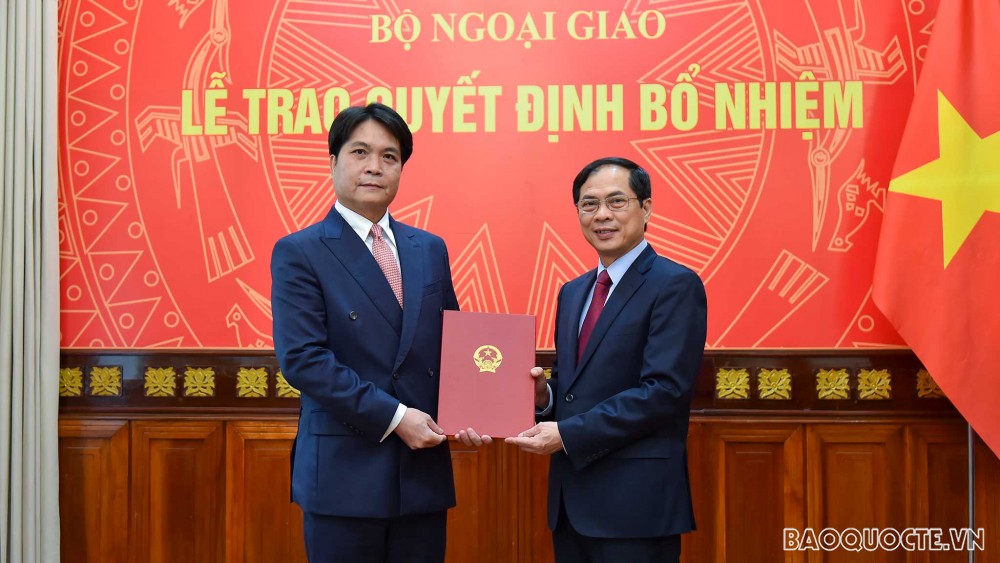Bộ trưởng Ngoại giao Bùi Thanh Sơn trao quyết định bổ nhiệm Cục trưởng Cục Lễ tân Nhà nước