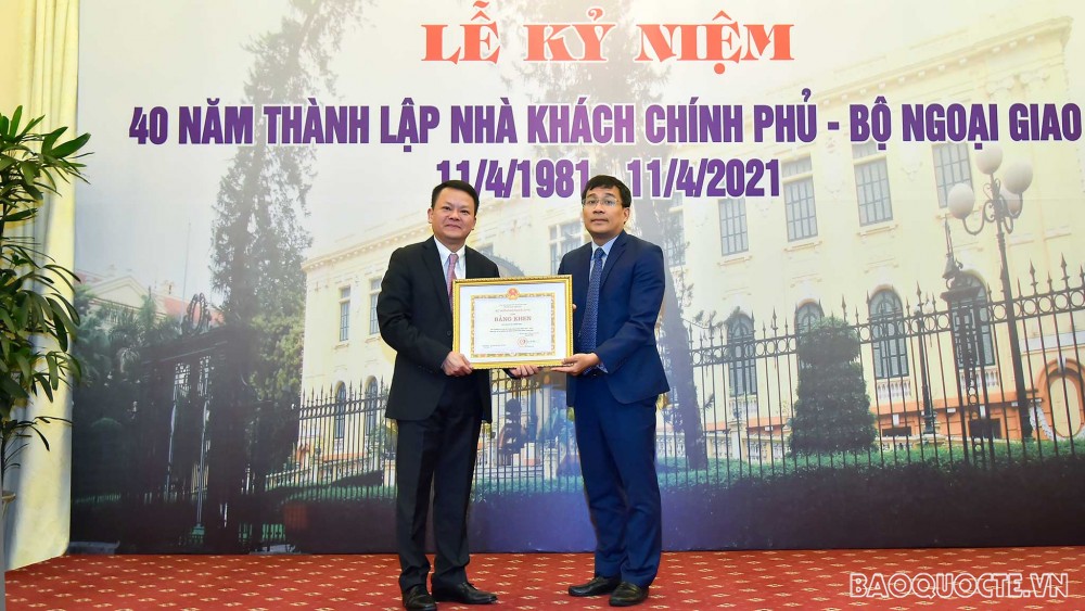 Thứ trưởng Ngoại giao Nguyễn Minh Vũ trao Bằng khen của Bộ trưởng Bộ Ngoại giao cho ông Nguyễn Thanh Sơn, Quyền Giám đốc Nhà khách Chính phủ. (Ảnh: Tuấn Anh)