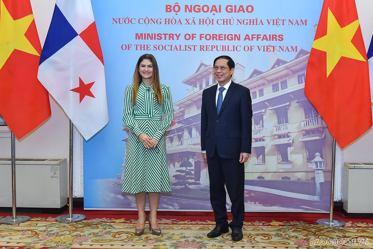 Việt Nam tự hào là một trong những nước đầu tiên ký Nghị định thư của Hiệp ước về trung lập vĩnh viễn và hoạt động của kênh đào Panama năm 1979.  Đây là kết quả của những nỗ lực không mệt mỏi của Panama trong suốt chiều dài lịch sử nhằm khẳng định chủ quy