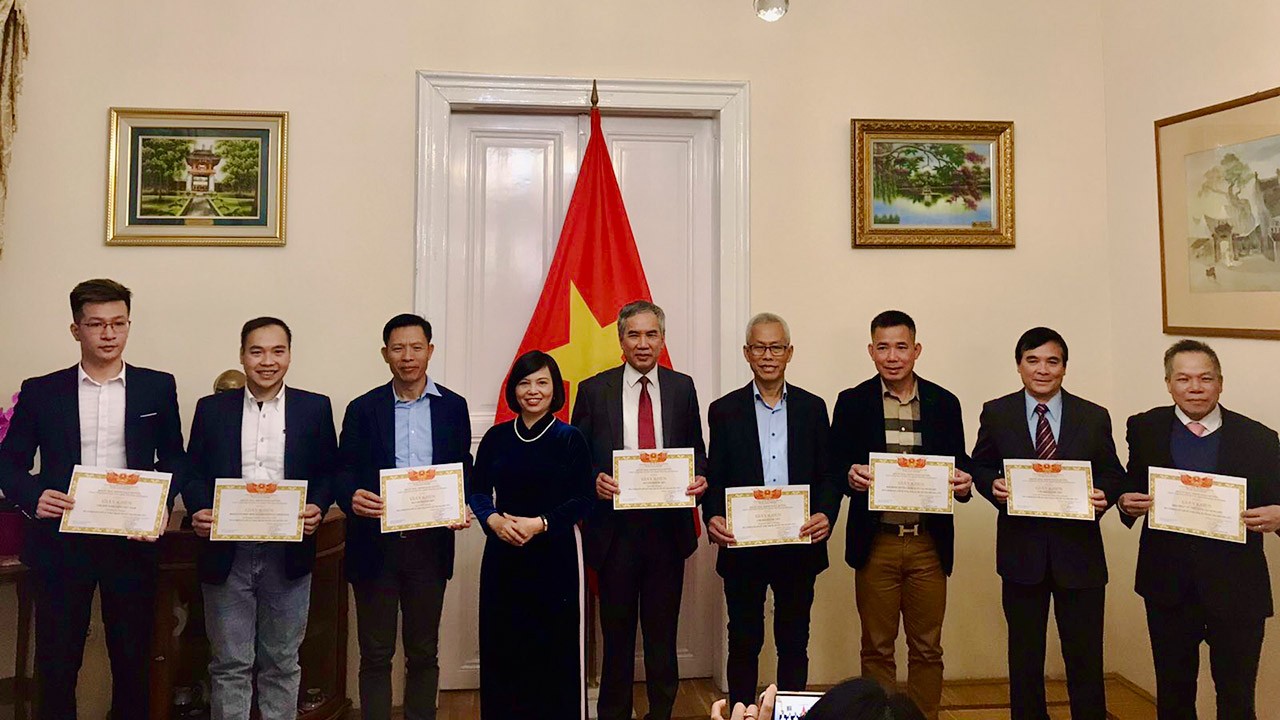 Đại sứ Nguyễn Thị Bích Thảo tặng Giấy khen cho các tập thể có thành tích xuất sắc trong công tác bảo hộ công dân.