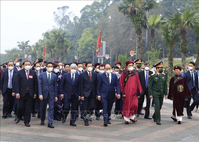 Chủ tịch nước Nguyễn Xuân Phúc cùng Lãnh đạo Đảng, Nhà nước, tỉnh Phú Thọ và các địa phương đến dự Lễ dâng hương tưởng niệm các Vua Hùng năm 2022. (Nguồn: TTXVN)