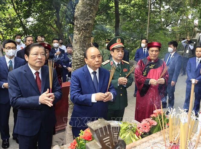 Chủ tịch nước Nguyễn Xuân Phúc cùng Lãnh đạo Đảng, Nhà nước dâng hương tại Lăng Vua Hùng. (Nguồn: TTXVN)