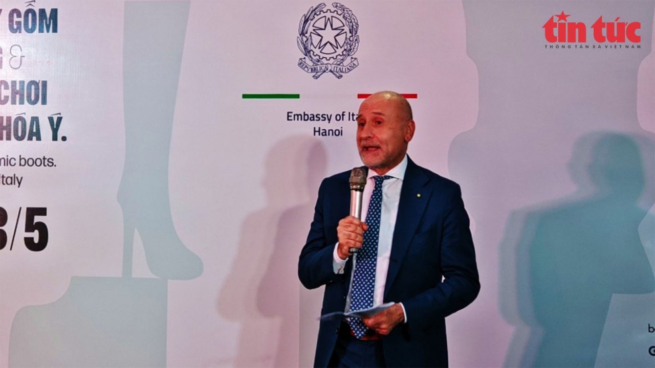 Đại sứ Italy Antonio Alessandro chia sẻ về câu chuyện những chiếc ủng gốm tại triển lãm. (Nguồn: baotintuc)