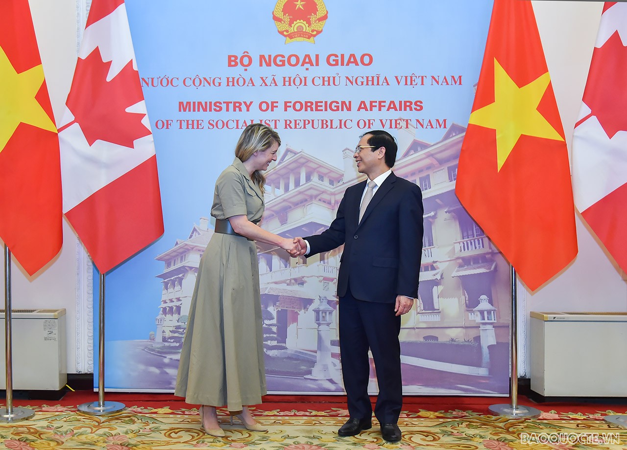 Bộ trưởng Ngoại giao Bùi Thanh Sơn đón và hội đàm với Bộ trưởng Ngoại giao Canada Mélanie Joly