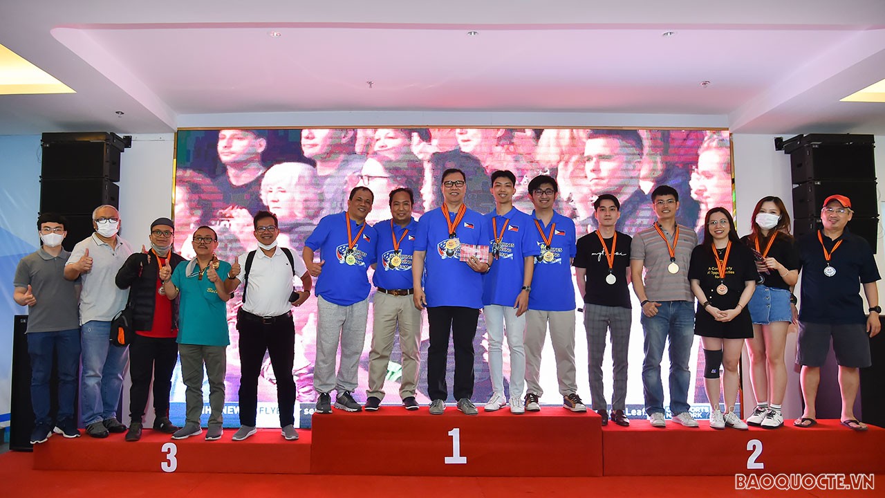 Phó Cục trưởng Cục Lễ tân Nhà nước Lã Việt Hà trao giải Đồng đội năm.