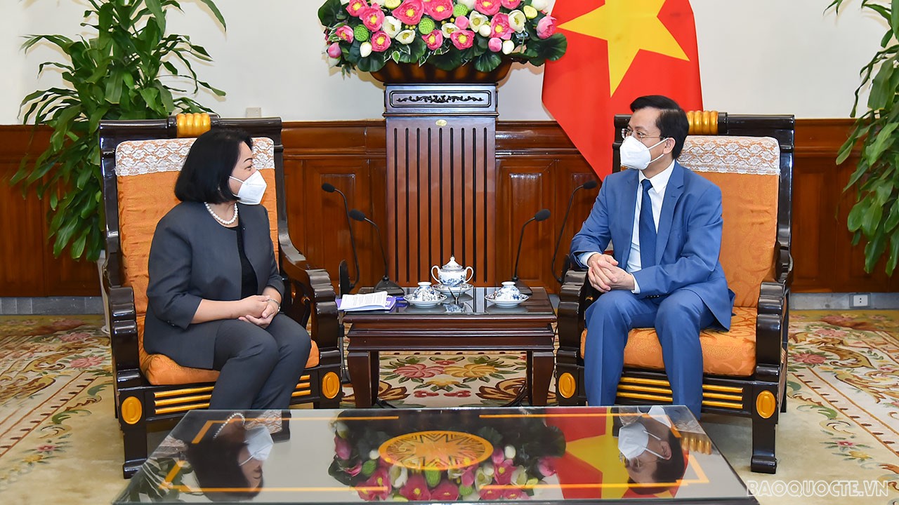 Thứ trưởng Ngoại giao Hà Kim Ngọc tiếp Giám đốc Văn phòng Tổ chức Di cư quốc tế khu vực châu Á-Thái Bình Dương
