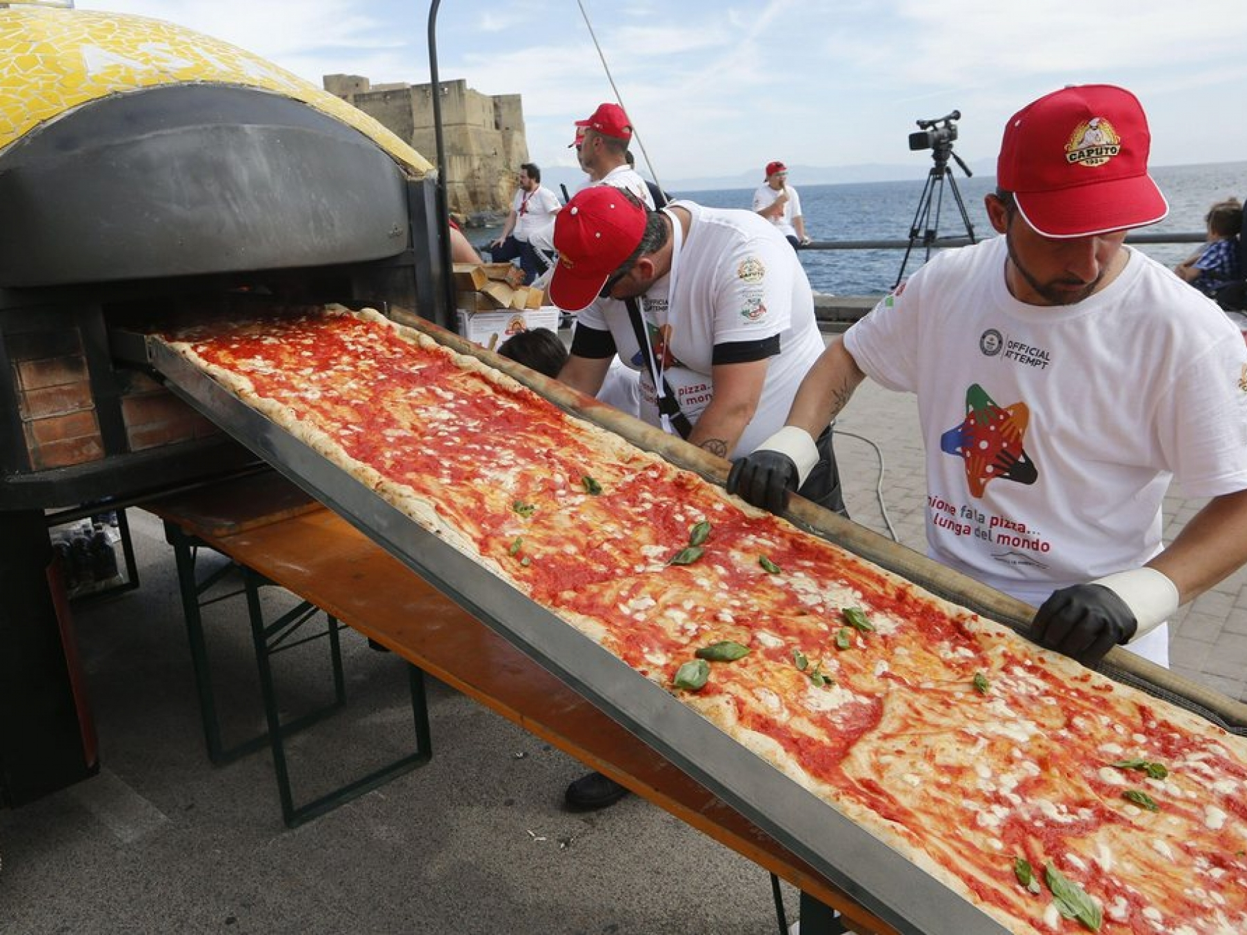 Chiếc pizza dài nhất thế giới