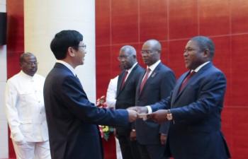 Đại sứ Lê Huy Hoàng trình Quốc thư lên Tổng thống Mozambique