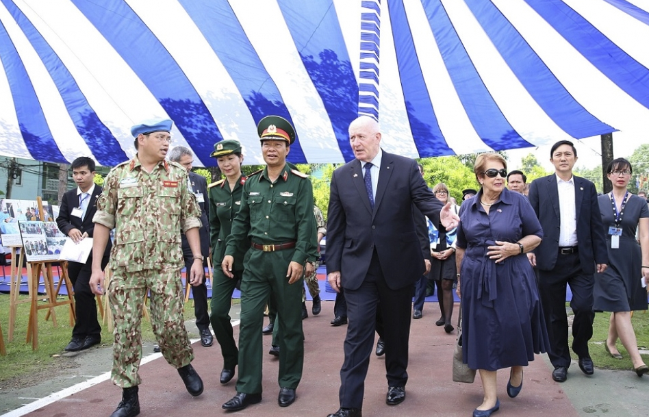 Toàn quyền Australia gặp gỡ cán bộ Bệnh viện Dã chiến của Việt Nam