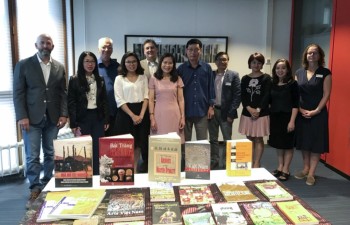 Trao tặng sách về Việt Nam cho Thư viện Đại học Leiden, Hà Lan