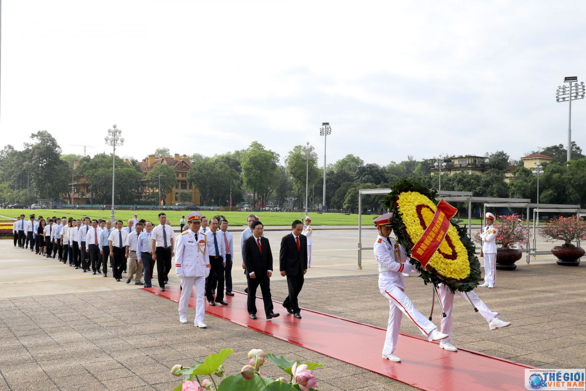 Đoàn Lãnh đạo Bộ Ngoại giao vào Lăng viếng Chủ tịch Hồ Chí Minh dịp 130 năm sinh nhật Người