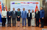 Việt Nam trao vật tư y tế hỗ trợ 8 nước ứng phó dịch Covid-19