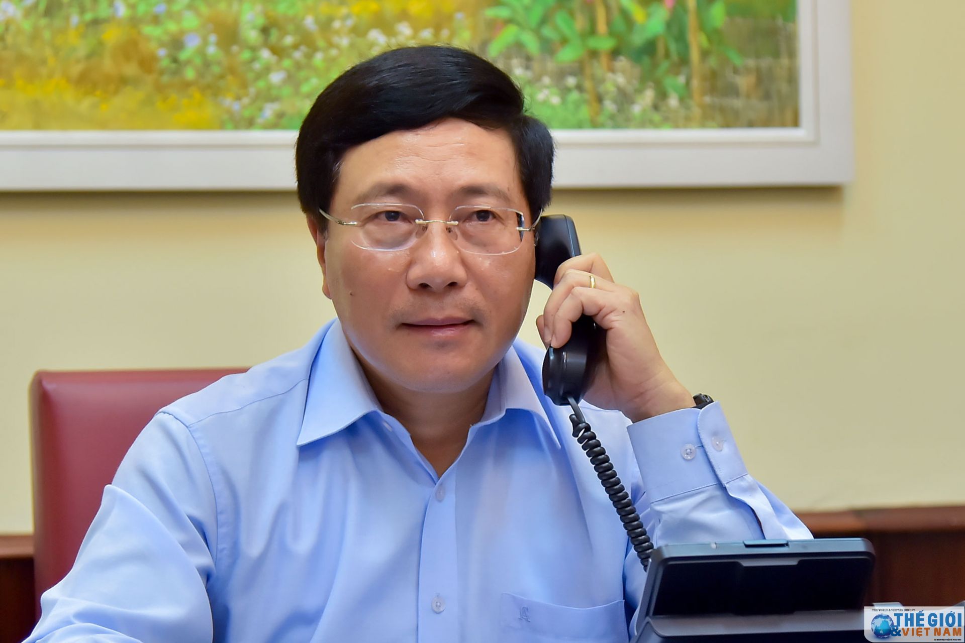 deputy prime minister pham binh minh holds phone talks with italian fm