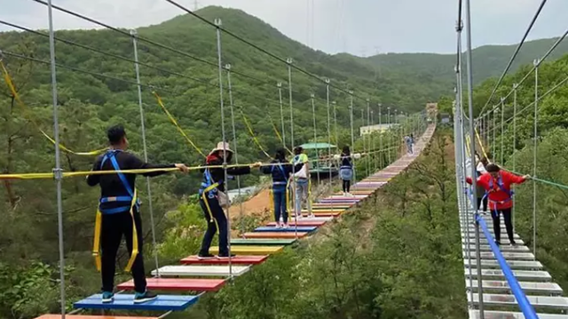 Bé 11 tuổi rơi cầu treo 60 mét trong khi tham quan công viên Trung Quốc