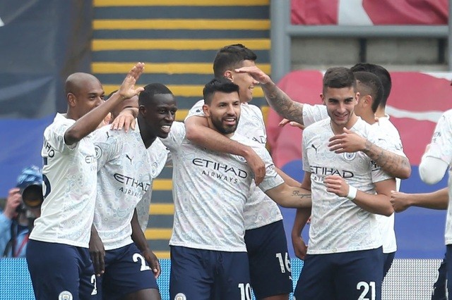 Sergio Aguero (giữa) ăn mừng với các đồng đội sau khi ghi bàn thắng đầu tiên của Manchester City. (Nguồn: telegraphindia.com)