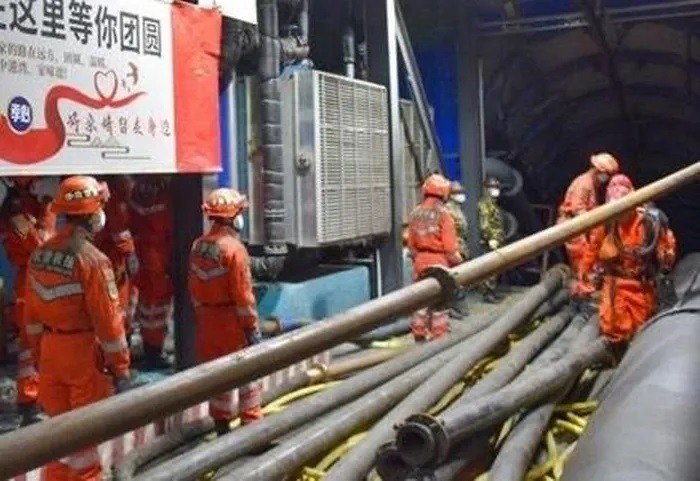 Đội cứu hộ đang nỗ lực giải cứu 21 thợ mỏ mắc kẹt. (Ảnh: Xinhua)